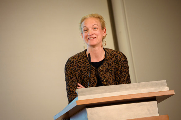 Lisa Nienhaus bei ihrer Laudatio auf Rainer Hank Foto Jonas Walzberg für »wirtschaftsjournalist:in«