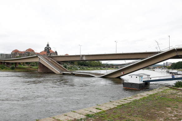 Eingestürzt: Die Carola-Brücke in Dresden Foto LVZ