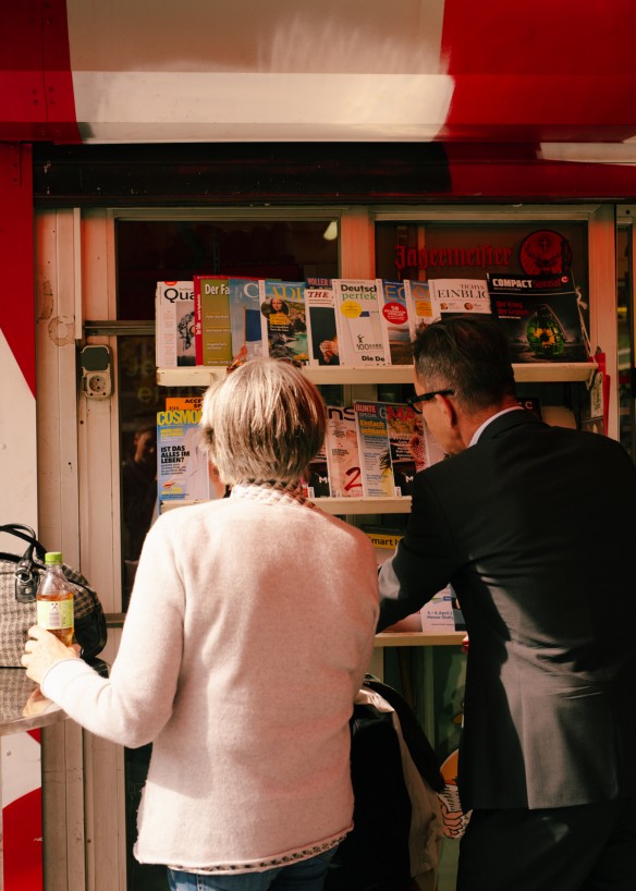 Anna von Münchhausen und Rainer Hank am Kiosk
